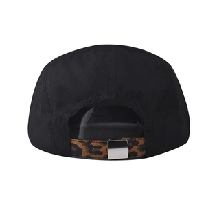 Vista trasera de gorra de algodón negra con correa ajustable de estampado leopardo