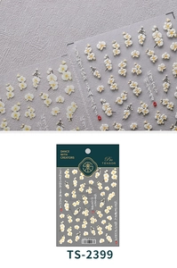 Dettaglio degli adesivi per unghie 5D con orchidee bianche e calligrafia cinese tradizionale