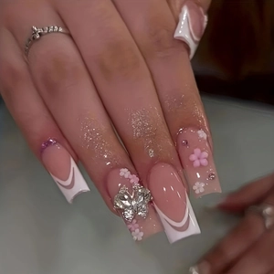 Lange eckige Kunstnägel mit weißen French-Spitzen, rosa Blumen und Schleifen-Strass
