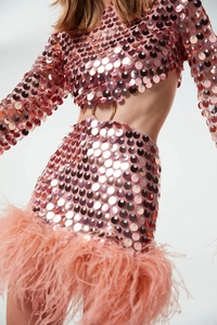 Détail de l'ensemble pailleté rose avec bordure en plumes d'autruche pour soirée