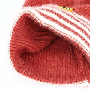 Bonnet en maille orange à oreilles de chat avec texture duveteuse et revers à rayures