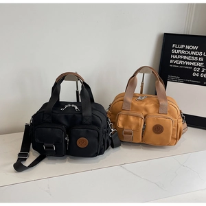 Details von Handtaschen aus Nylon in Schwarz und Khaki mit Taschen und Lederdekor