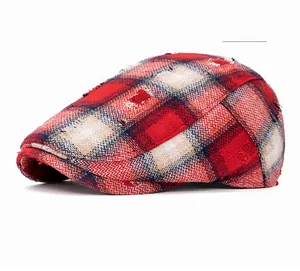 Détail du béret à carreaux rouges avec bords usés et style britannique vintage
