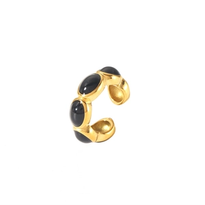 Detailansicht eines goldenen Vintage-Rings mit fünf ovalen schwarzen Onyx-Edelsteinen