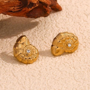 Vue détaillée des boucles d'oreilles conque dorées 18K avec incrustation de zircon cubique