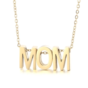 Collier avec pendentif MOM en or poli et chaîne fine sur un fond blanc épuré