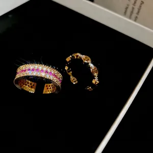 Anelli regolabili placcati oro 18k con pietre di zircone su velluto nero elegante