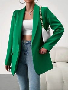 Détail du blazer vert cintré avec col châle et poches à rabat sur mannequin femme