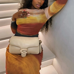 Detailansicht von transparentem Netz-Maxikleid mit Batikmuster und Tasche mit C-Logo-Schnalle