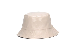 Gros plan détaillé du chapeau bob en cuir PU beige brillant avec coutures fines