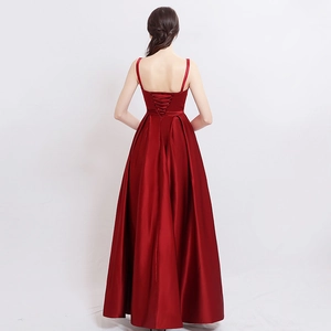 Robe de soirée élégante en satin rouge avec fines bretelles et dos lacé ajusté
