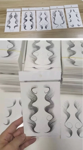 Dettaglio macro di vari adesivi per tatuaggi per capelli neri in confezioni di plastica