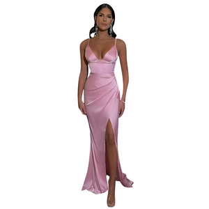 Détail de la robe en satin rose avec bordure en strass, col en V et fente haute