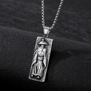 Détail macro du pendentif gothique en acier avec motif en relief d'un guerrier encapuchonné