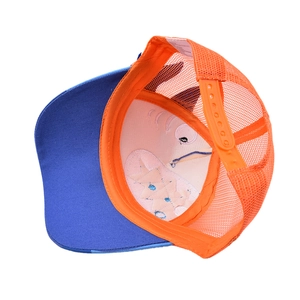 Détail d'une casquette enfant avec broderie de requin et fermeture réglable en plastique
