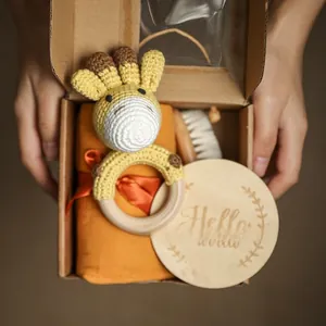 Set regalo neonato con sonaglio giraffa, spazzola e disco in legno in una scatola