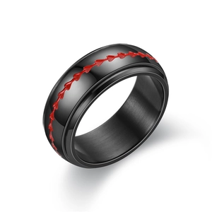 Dettaglio dell'anello da baseball in acciaio inossidabile nero con cuciture rosse vivaci