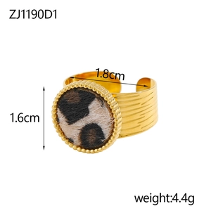 Detail view of gold leopard print open ring with dimensions 1.6cm and weight 4.4g