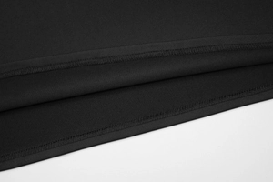 Nahaufnahme von schwarzem Spitzenkleidstoff mit hochwertiger Textur und Doppelsaum-Detail