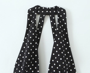 Détail du licou et du tissu à pois sur une robe moulante dos nu élégante