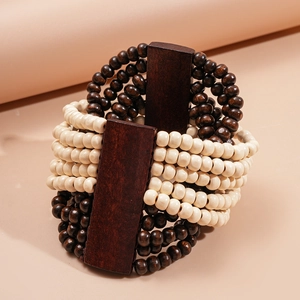Détail d'un bracelet multicouche en bois et noix de coco avec des accents polis