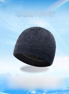 Atmungsaktive dunkelgraue Baumwoll-Beanie aus weichem Strickstoff mit verstärktem Saum