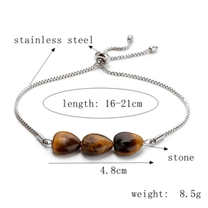 Detailansicht eines Tigeraugen-Steinarmbandes mit verstellbarer Edelstahlkette Maßen