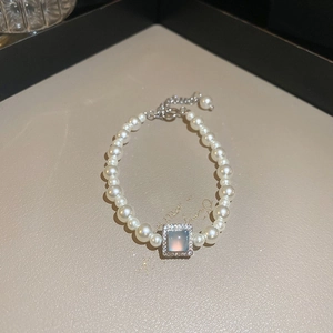 Elegantes vergoldetes Perlenarmband mit quadratischem blauem Edelstein und Silberakzent