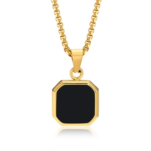 Collana geometrica ottagonale con pietra nera e catena box dorata su sfondo bianco