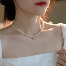 Dettaglio di un'elegante collana di perle d'acqua dolce a onde indossata da una modella
