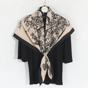 Foulard Carré en Satin à Imprimé Toile De Jouy Vintage pour Femmes Style Français Motif Oiseaux Fleurs Sensation Soie Hijab Protection Solaire
