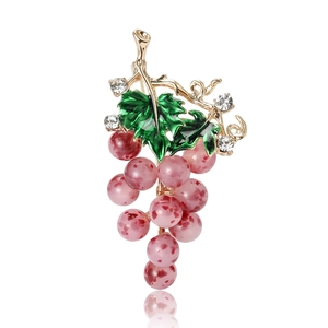 Broche créative en émail raisin avec perles roses, finition dorée et strass brillants