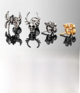 Détails macro des boucles d'oreilles tête de mort en acier avec incrustation zircon
