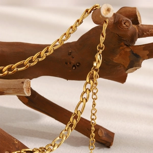 Détail du collier cœur plaqué or 18 carats avec une chaîne Figaro sur une branche