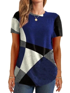 Detail eines Damen-T-Shirts mit Rundhalsausschnitt und geometrischem Farbfeld-Muster