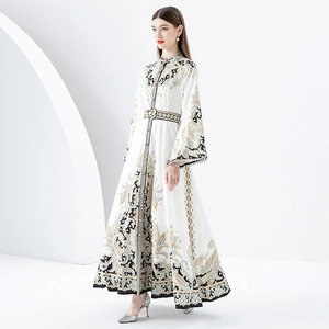 Robe longue blanche élégante avec imprimés paisley, manches cloches et ceinture de studio