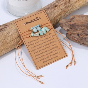 Detalle del set de pulseras de amazonita hechas a mano en tarjeta de presentación kraft