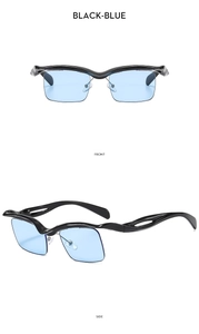 Vorder- und Seitenansicht der eckigen Sonnenbrille mit schwarzem Rahmen und blauen Gläsern