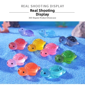 Mini tartarughe in resina colorata su sabbia blu per micro paesaggio acquario