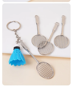 Dettaglio portachiavi a mini racchetta da badminton in metallo con volano blu sportivo
