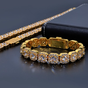Gros plan détaillé du collier et du bracelet plaqués or avec micro-pavage de zircons