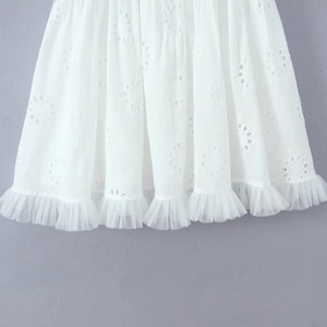 Robe dos nu blanche avec broderie évidée complexe et détails plissés en tulle