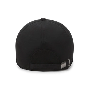 Vista posteriore cappello baseball termico nero con paraorecchie per uomini anziani