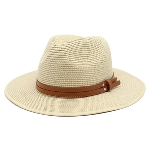 Chapeau Panama classique en paille blanche avec ruban en cuir marron et rivets argent