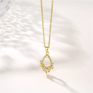 Elegante goldene Tropfenhalskette mit Zirkonia-Anhänger im französischen Vintage-Stil
