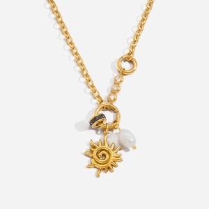Collana in acciaio inossidabile placcato oro 18K con ciondolo sole e perla scaramazza