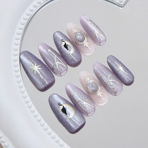 Faux ongles œil de chat violets avec motifs lune et étoiles célestes en vue 45 degrés