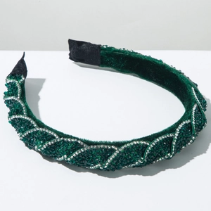Dettaglio del cerchietto in velluto verde con strass scintillanti verdi e bianchi