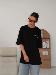 Λεπτομέρεια της πλάγιας στάμπας Alhart Land σε μαύρο oversized βαμβακερό μπλουζάκι t-shirt