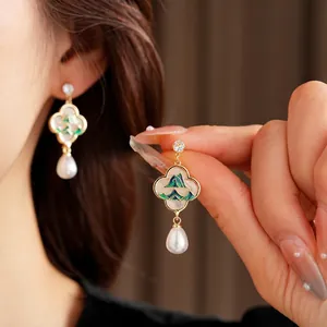 Élégantes boucles d'oreilles fleurs en or et perles avec peinture émail vert